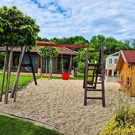 Penzion Vcelarsky Dvur Lednice Exterior foto
