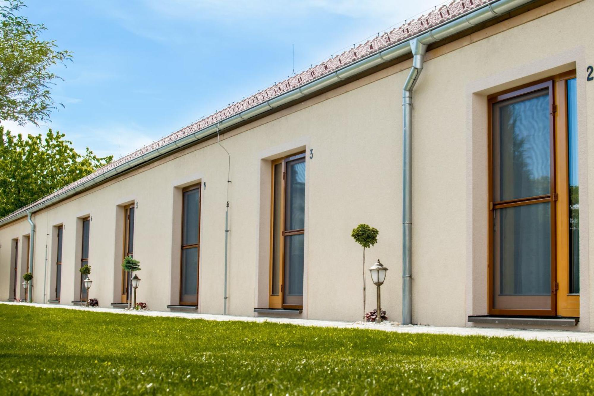 Penzion Vcelarsky Dvur Lednice Exterior foto